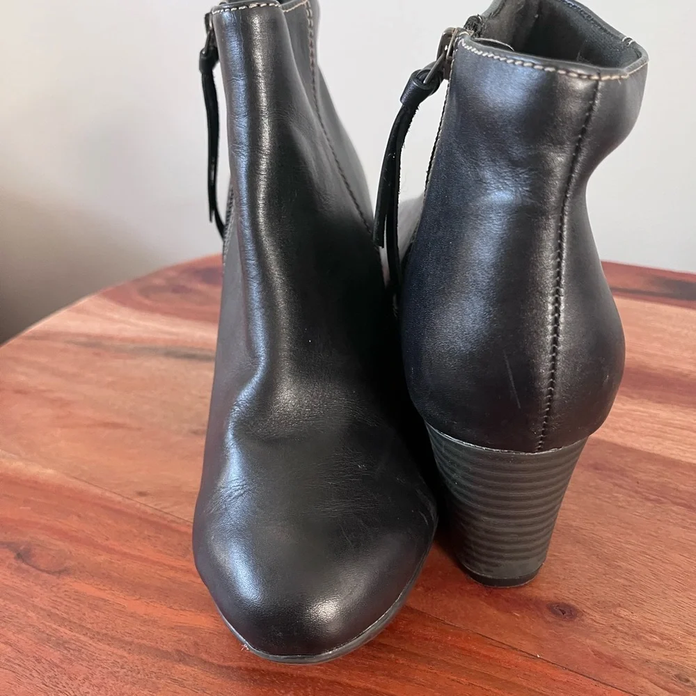 Clarks Black Leather Ankle Booties Stacked Wedge Heel Side‎ Zip Classic Boots